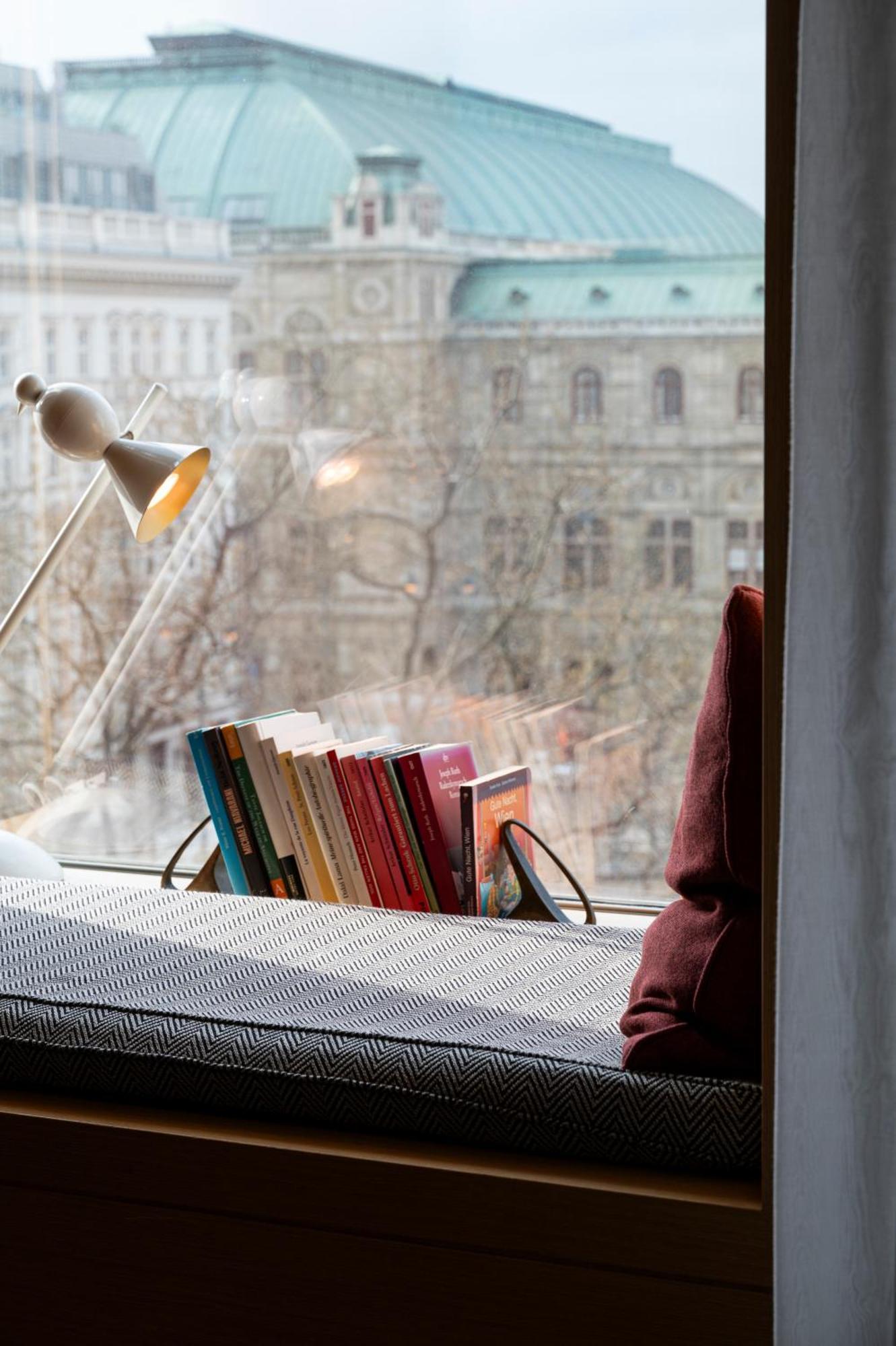 The Guesthouse Vienna Luaran gambar Books on a windowsill