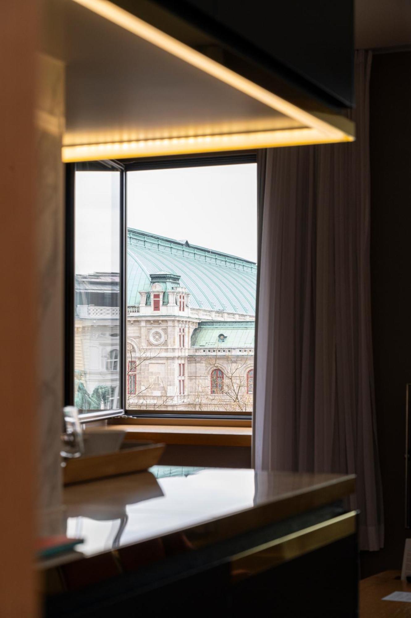 The Guesthouse Vienna Luaran gambar A window with a curtain