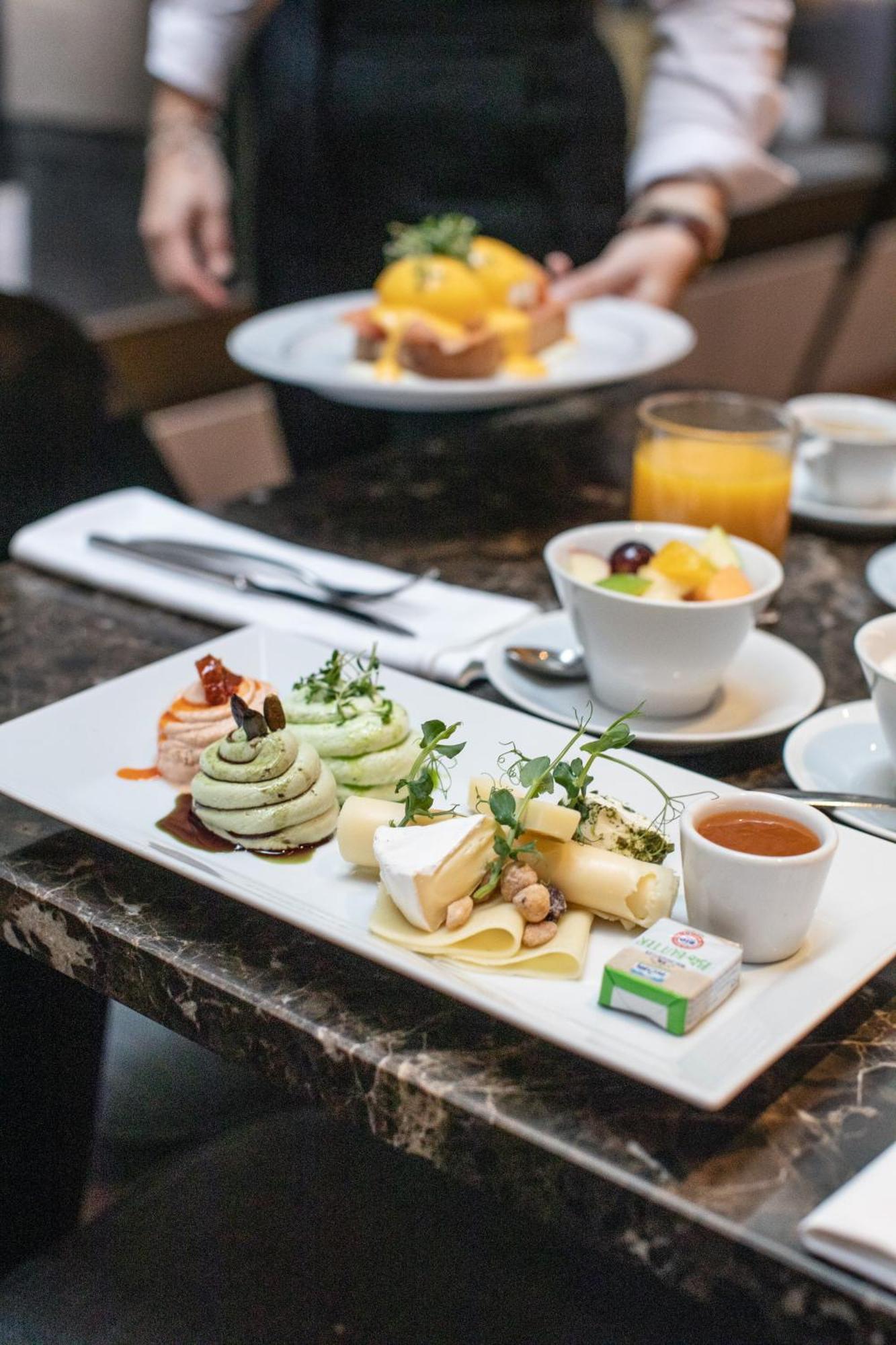 The Guesthouse Vienna Luaran gambar A selection of cheese and fruit